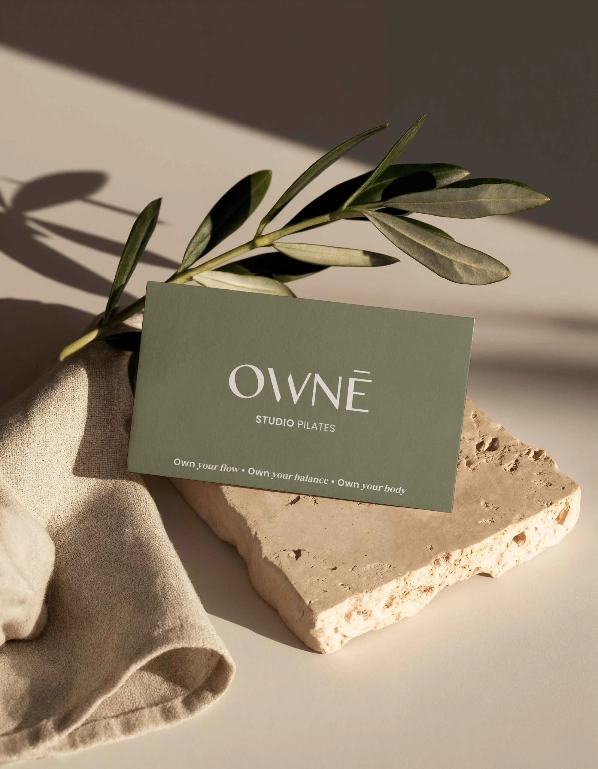 mockup pour la realisation de l'identité visuelle d'Owne Studio