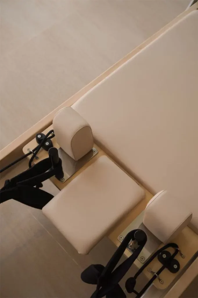 Pour OWNĒ Studio, l’Agence Innova a imaginé une identité visuelle fidèle à l’essence du lieu : calme, élégante et profondément sensorielle. Minimaliste et douce, elle s’appuie sur une palette apaisante et des choix graphiques sobres, laissant toute sa place au ressenti plutôt qu’à la performance. L’identité se décline à travers plusieurs versions du logo, dont une dédiée aux coachings wellness, afin de structurer l’offre tout en préservant une harmonie globale. Cette identité s’adapte à l’ensemble des supports de communication et apporte un grand professionnalisme à ce studio de Pilates Reformer à Cestas.