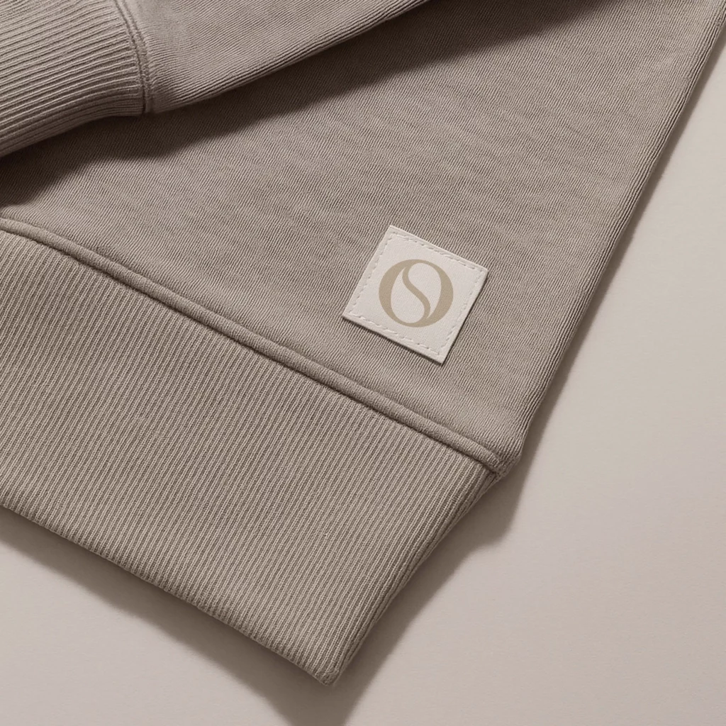 Pour OWNĒ Studio, l’Agence Innova a imaginé une identité visuelle fidèle à l’essence du lieu : calme, élégante et profondément sensorielle. Minimaliste et douce, elle s’appuie sur une palette apaisante et des choix graphiques sobres, laissant toute sa place au ressenti plutôt qu’à la performance. L’identité se décline à travers plusieurs versions du logo, dont une dédiée aux coachings wellness, afin de structurer l’offre tout en préservant une harmonie globale. Cette identité s’adapte à l’ensemble des supports de communication et apporte un grand professionnalisme à ce studio de Pilates Reformer à Cestas.